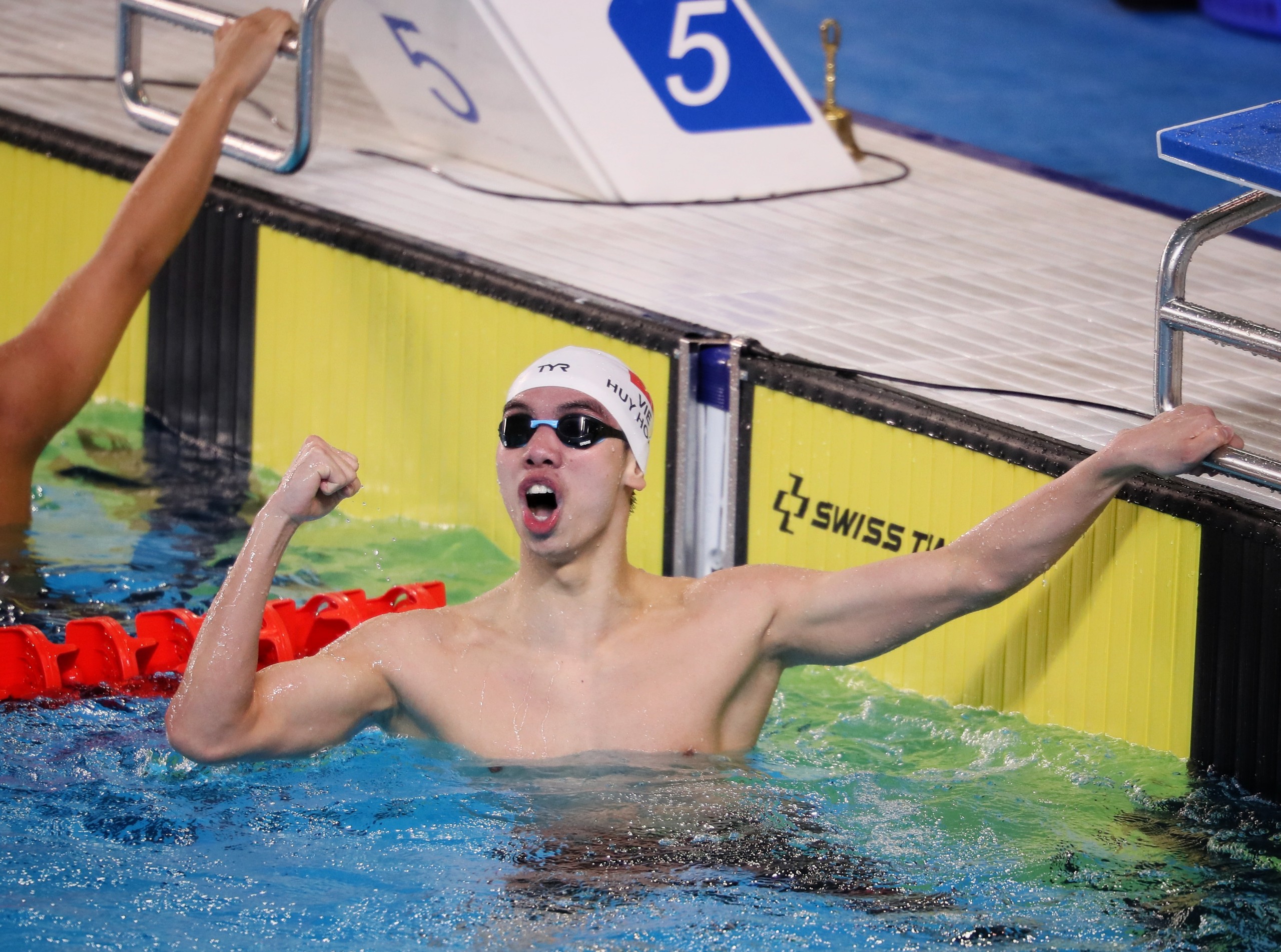Kình ngư Nguyễn Huy Hoàng đã xuất sắc giành 5 huy chương Vàng, phá 2 kỷ lục SEA Games nội dung bơi 400m tự do và bơi tiếp sức 4x200m tự do nam